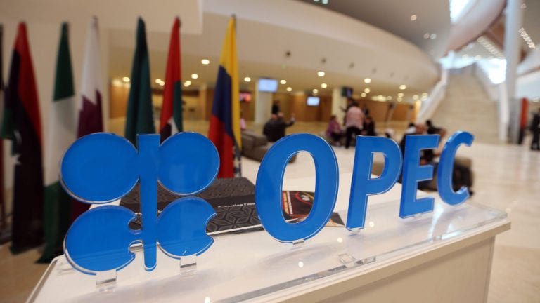 Producción de la OPEP cae a mínimos de 10 meses por Emiratos Árabes y Venezuela