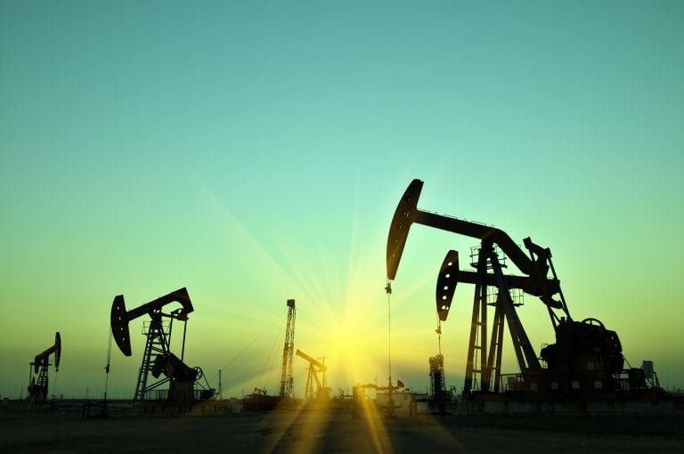Leve baja del crudo tras aumento de inventarios de petróleo en EEUU