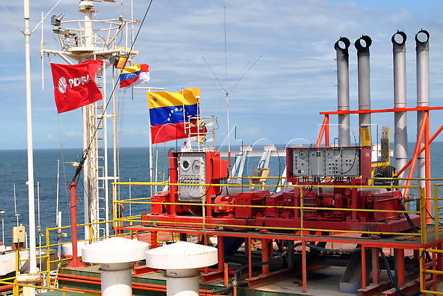 Venezolana PDVSA confirma fugas de crudo y gas en líneas de mar