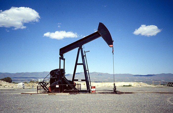 Inventarios de petróleo en EEUU caen más de lo esperado