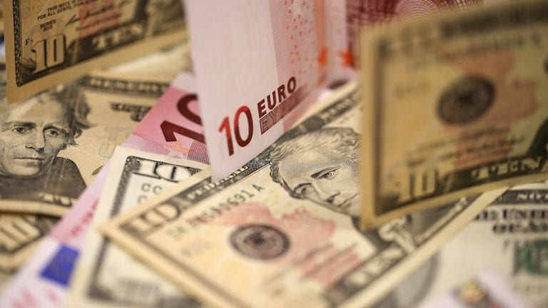Dólar cierra en su menor nivel en 3 años en Colombia y el euro lo persigue