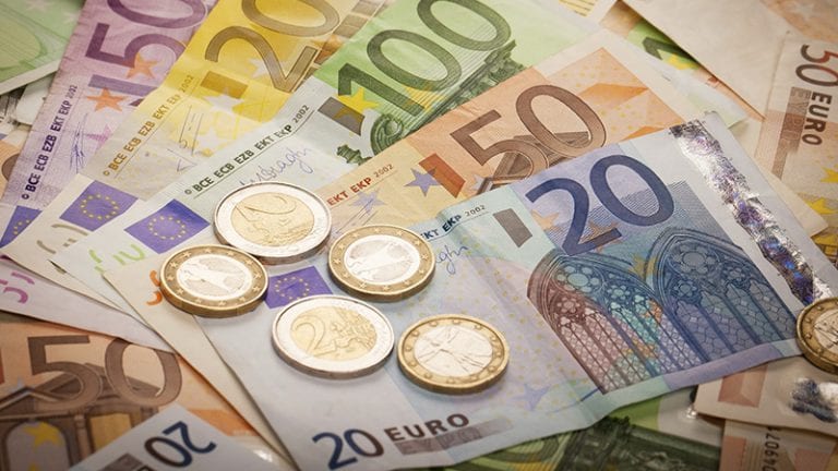 El euro bajó y cerró en $4.457 en Colombia