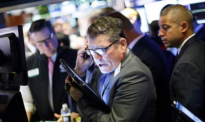 Wall Street cierra en negativo con agitación en Washington, ganancias a la vista