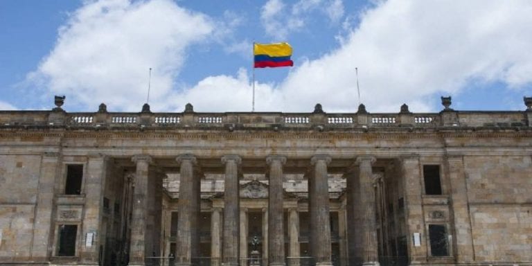 Aprobado en Colombia: Ley de comida chatarra, menos vacaciones a congresistas y paternidad extendida