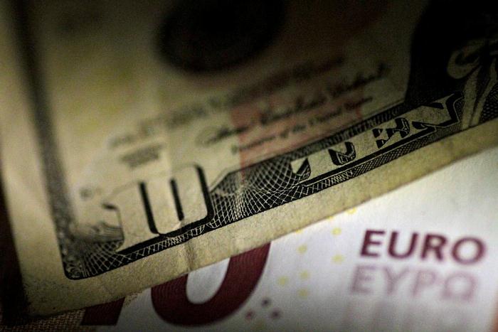 Dólar y euro marcan nuevos mínimos en Colombia