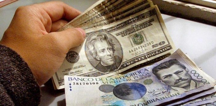 Dólar supera barrera de los $3.300 en Colombia