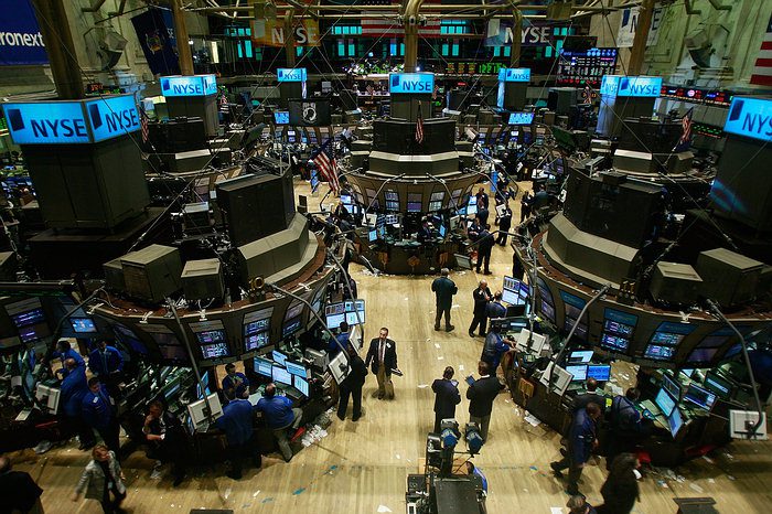 Bolsa de Nueva York suspende operaciones por desplome de índices; tercera suspensión en una semana