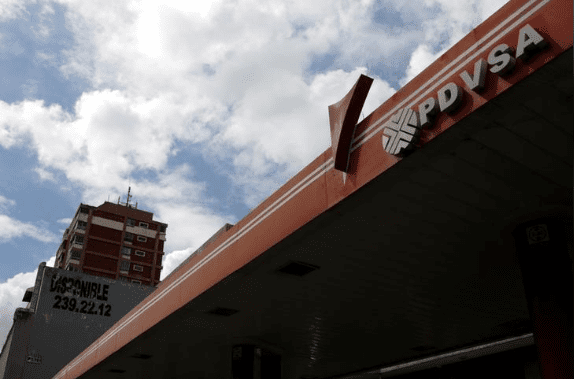 Venezuela estaría por quedarse sin gasolina: Pdvsa suspendió suministro a estaciones