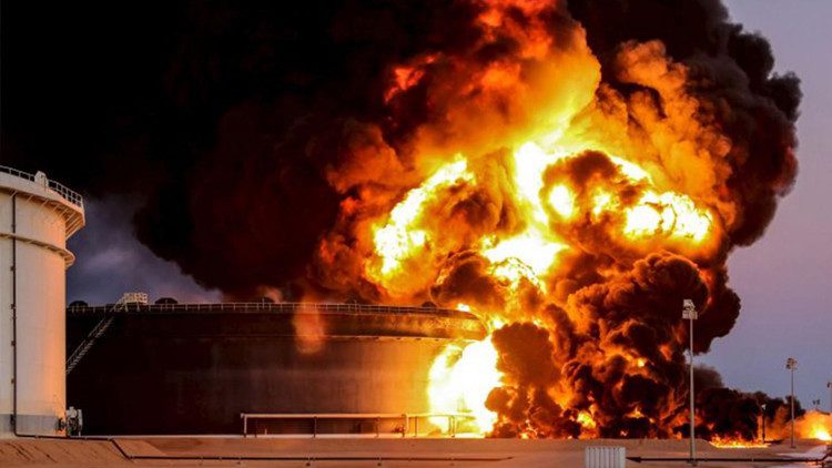 Producción de petróleo de Libia se desploma por ataques de milicias
