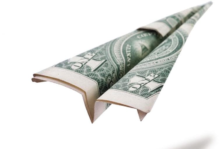 Dólar cae y se negocia por debajo de los $3.300