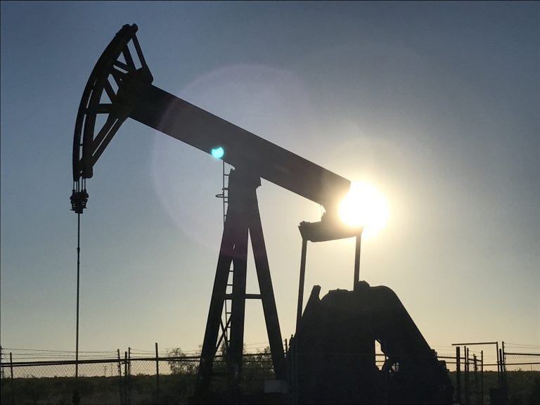 Gobierno eleva estimación para precio del petróleo Brent