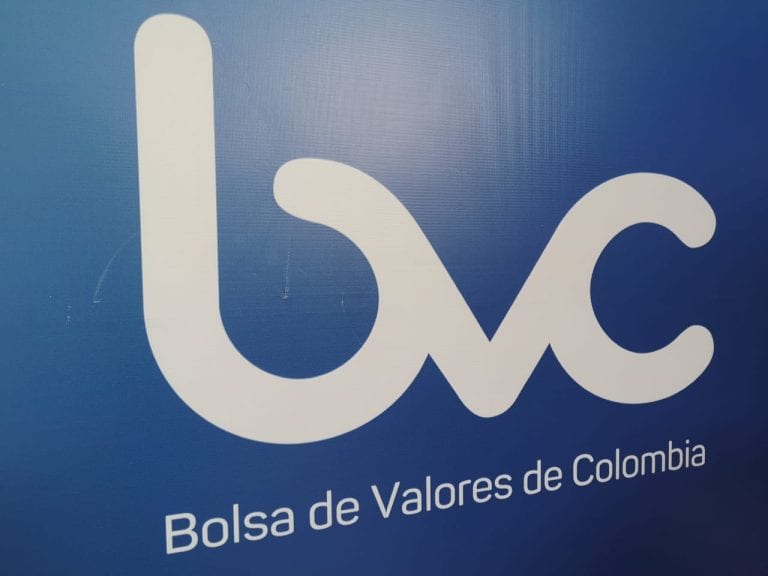 Se reanuda negociación de acciones en Bolsa de Colombia; persiste caída