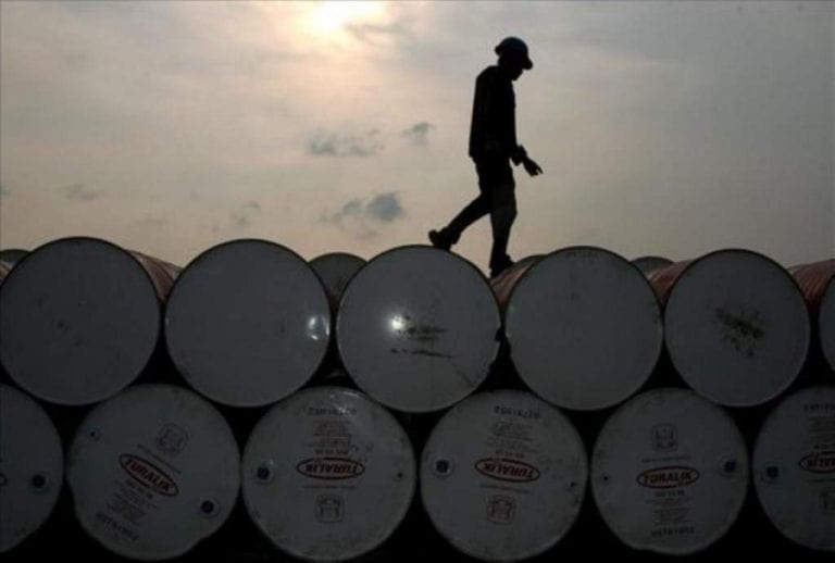 Producción de petróleo cae con fuerza ante los recortes de Arabia Saudita y apagones en Venezuela