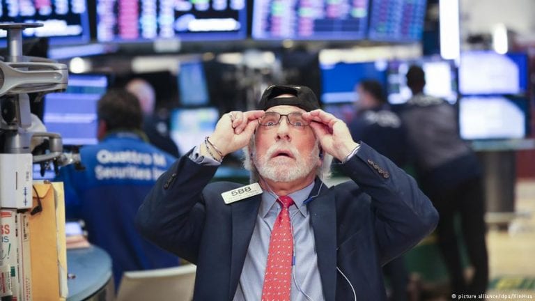 Dow Jones borra ganancias del año y cae más de 600 puntos; Bolsa de Colombia se contagia