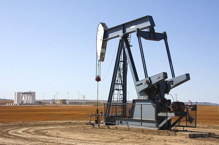 Futuros del petróleo caen y operadores reducen su exposición al mercado de crudo