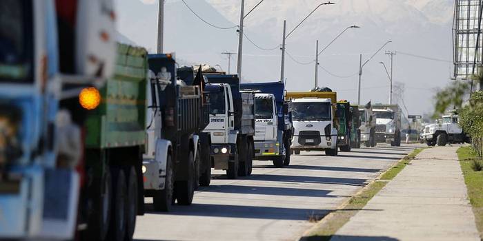 Camioneros en Chile hacen huelga por violencia y ataques en sur del país