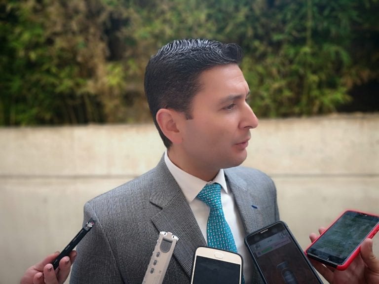 Gobierno oficializa continuidad del superintendente financiero Jorge Castaño