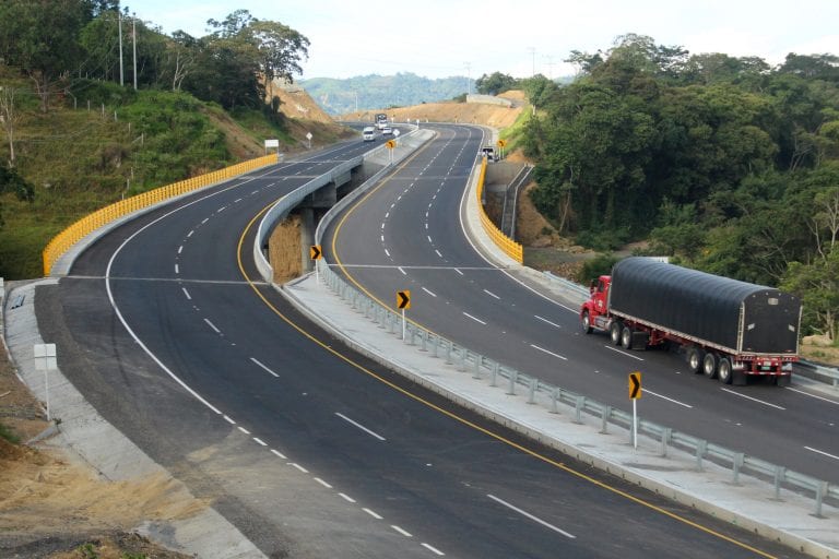 S&P ve riesgos en ejecución de proyectos de infraestructura en Colombia