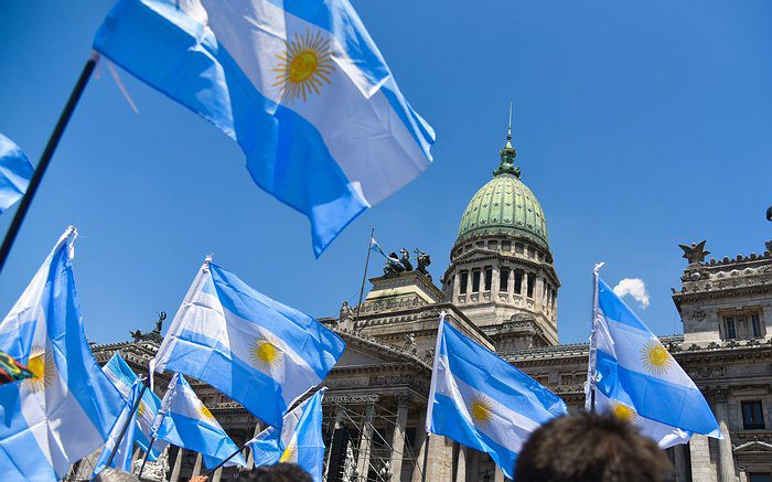 Fitch le advierte a Argentina sobre posible baja de calificación