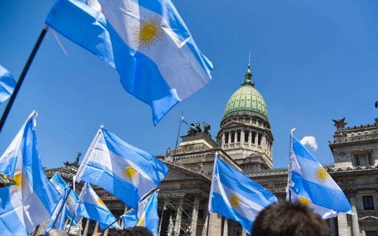 Argentina se muestra ‘confiada’ en lograr reestructuración de su deuda