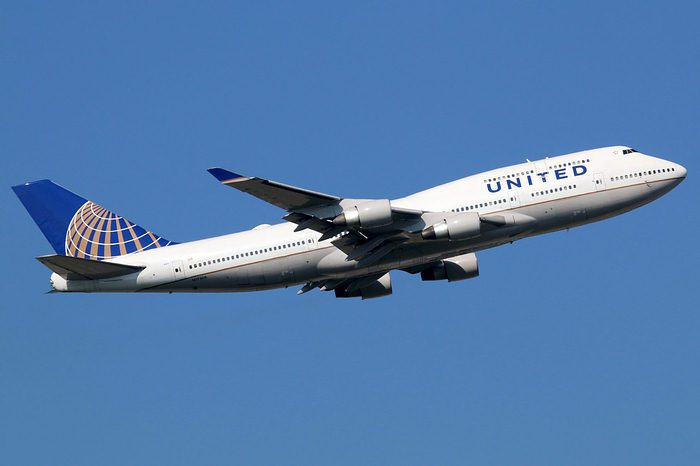 United espera recibir ayudas por US$5.000 millones; reanudará vuelos internacionales en mayo