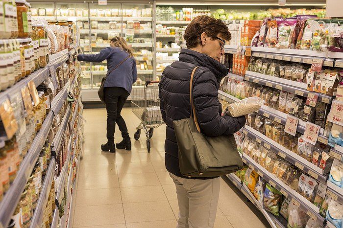 Las ventas de supermercados caen 12.6% en abril en Argentina