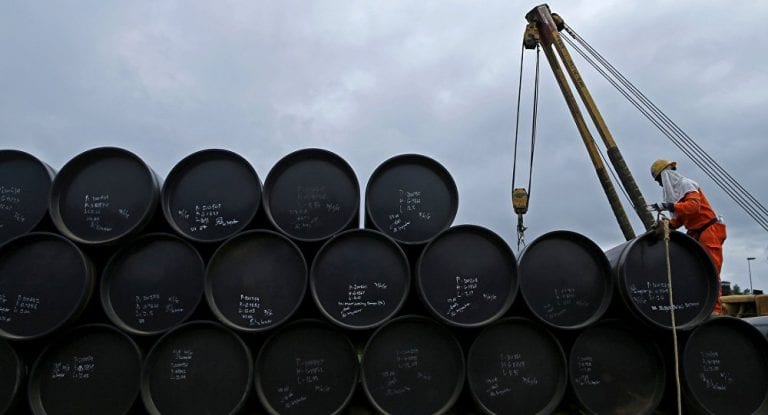 Cayeron inventarios de petróleo en Estados Unidos y precios del crudo repuntan