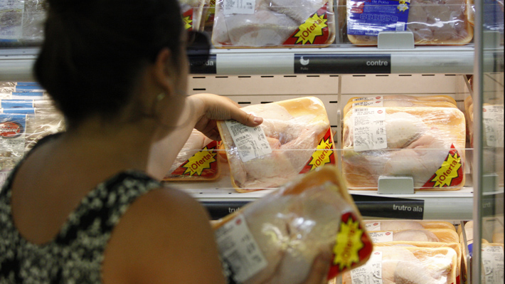 Multan a Walmart, SMU y Cencosud en Chile por pactar precio de carne de pollo