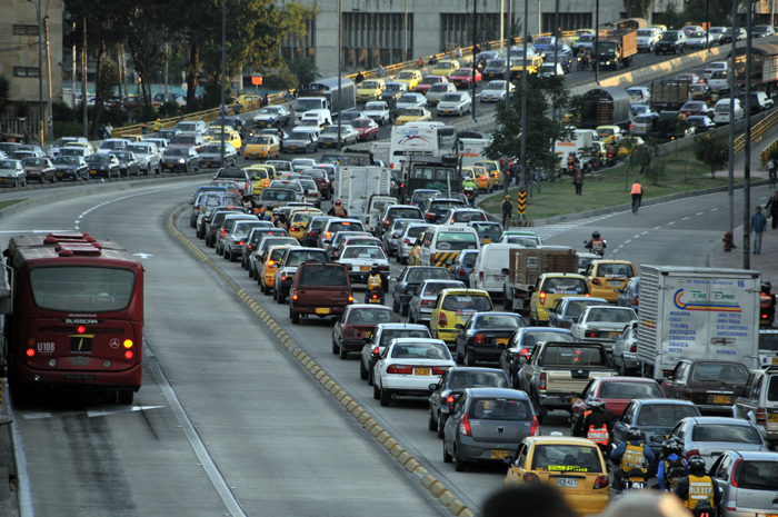 Trabajo híbrido surge como solución a trancones en Bogotá y Medellín