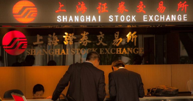Premercado | Bolsas continúan a la baja por preocupaciones en China; petróleo Brent supera los US$75