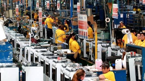 Producción industrial de Brasil subió por primera vez en cuatro meses