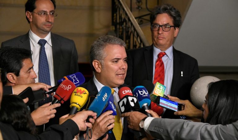 Presidente de Colombia cita cumbre para evaluar crisis de petróleo y dólar