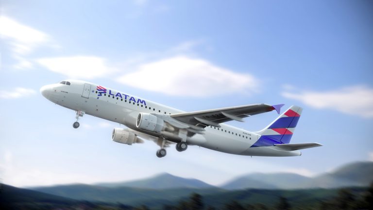 Latam Airlines suspenderá y limitará más rutas internacionales hasta finales de abril