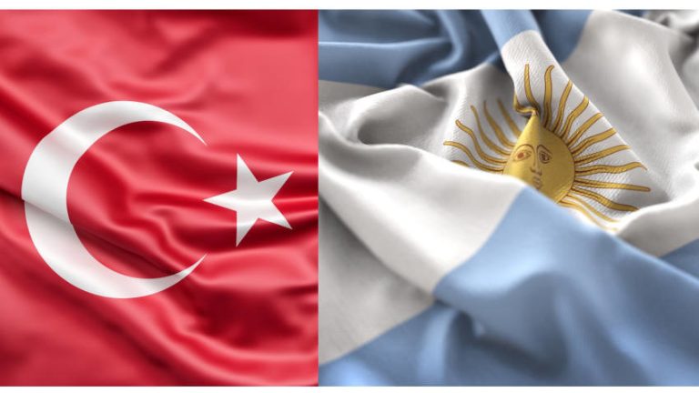 Lira turca y peso argentino no están tan devaluados como parece: IIF