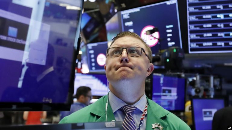 Wall Street cierra otra semana volátil a la baja; Colcap en Colombia subió