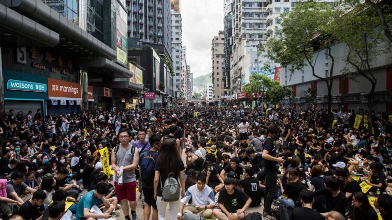 Huelga general sume a Hong Kong en caos financiero y de transporte