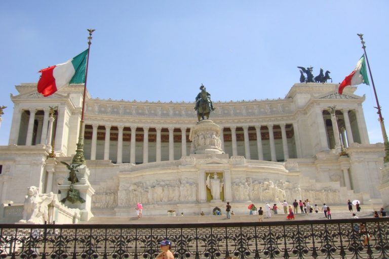 Premercado | Bolsas inician semana con resultados mixtos y atentas a tensión política en Italia
