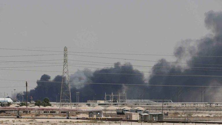 Petróleo subió cerca de 15% y tocó su alza más alta en la historia tras ataques sauditas