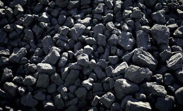 Colombia planea gravar a quemadores de carbón para elevar recaudo y reducir emisiones