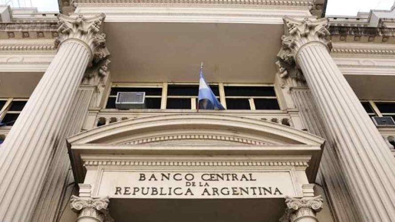 Banco Central de Argentina relajó controles de divisas para ayudar a importadores