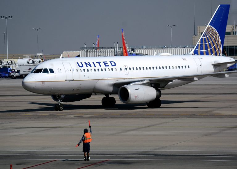 United Airlines eliminaría 16.000 empleos porque la demanda sigue afectada