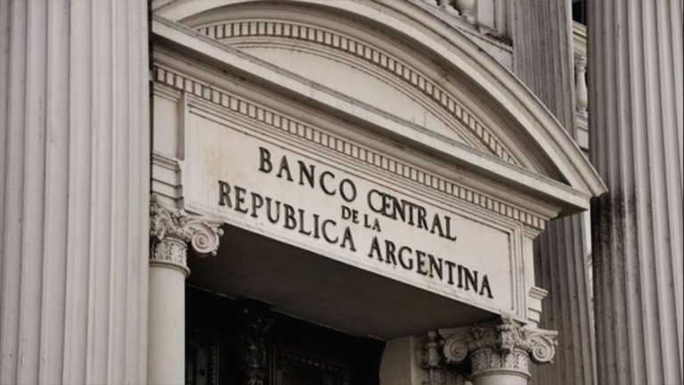Banco Central de Argentina prevé que el año termine con 55,6% de inflación y 3% de caída del PIB