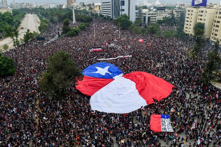 Efectos negativos por protestas sociales en Chile continuarán en los próximos meses: Credicorp Capital