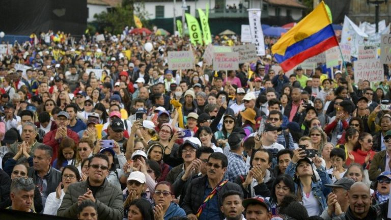 Bloqueo de vías y vandalismo dejan marchas del 28 de abril en Colombia