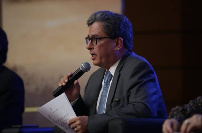MinHacienda insiste que Colombia debe dar cambio gradual en su sistema pensional