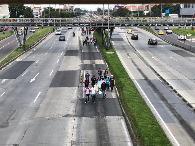 Pese a manifestaciones, transporte aéreo funciona con normalidad; Transmilenio afectado en Bogotá