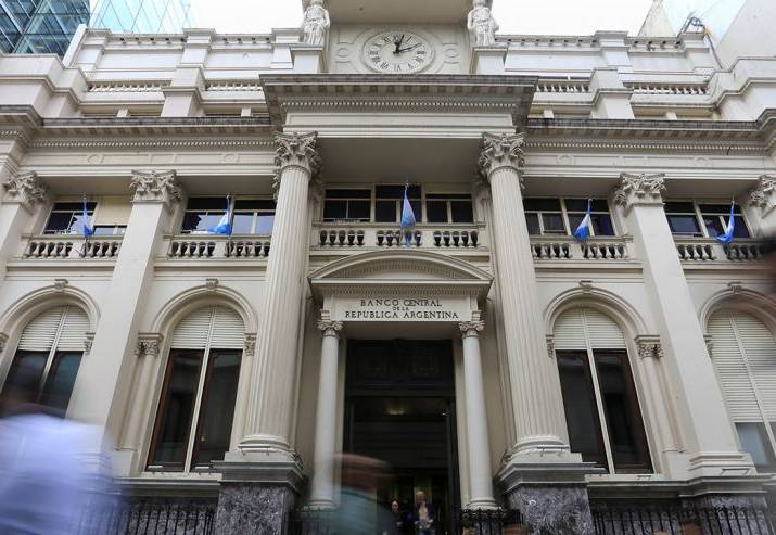 Banco Central de Argentina anuncia nueva baja en la tasa de interés a 55%