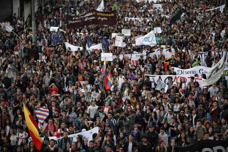 Apoyo a marchas sociales en Colombia bajó en febrero, según encuesta Invamer