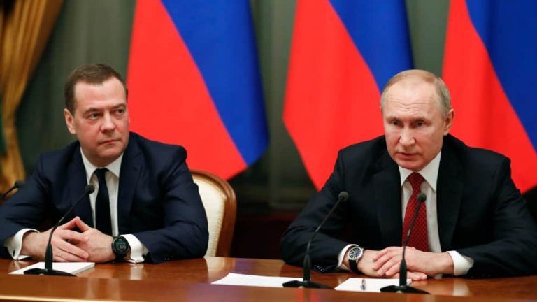 Renuncia el primer ministro ruso Dmitri Medvédev y todo el gabinete de Vladimir Putin