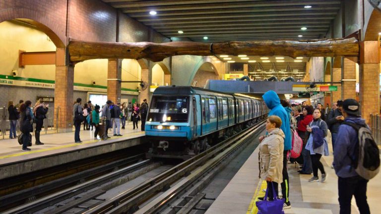 Pasajeros trasladados por Metro en Chile bajaron más de un 40% en noviembre